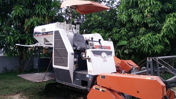 ขายด่วนรถเกี่ยวข้าวDc60plus ปี54+พร้อมพ่วงลาก ราคา 419000 บาท