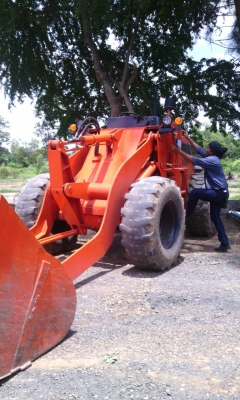 ขายรถตักล้อยาง เอวอ่อน KOMATSU 510 ซีเรียล 11000 รุ่นพิเศษ แขนยาว   สวย ๆ เอวอ่อน รถสวยสภาพพร้อมใช้งาน ตักแรง ตักไว ได้งานมาก ประหยัดน้ำมัน.  สนใจติดต่อ คุณ ชัยยา สตึก โทร 081-9972972  089-8451778