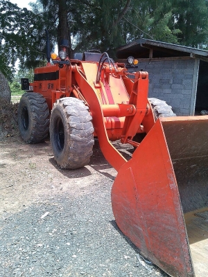 ขายรถตักล้อยาง เอวอ่อน KOMATSU 510 ซีเรียล 11000 รุ่นพิเศษ แขนยาว   สวย ๆ เอวอ่อน รถสวยสภาพพร้อมใช้งาน ตักแรง ตักไว ได้งานมาก ประหยัดน้ำมัน.  สนใจติดต่อ คุณ ชัยยา สตึก โทร 081-9972972  089-8451778