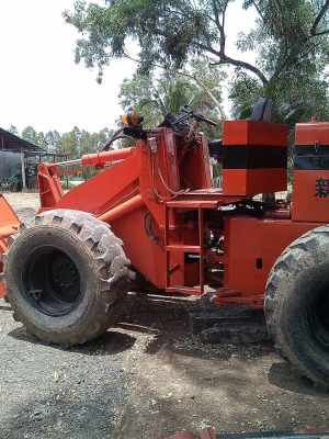 ขายรถตักล้อยาง เอวอ่อน KOMATSU 510 ซีเรียล 11000 รุ่นพิเศษ แขนยาว   สวย ๆ เอวอ่อน รถสวยสภาพพร้อมใช้งาน ตักแรง ตักไว ได้งานมาก ประหยัดน้ำมัน.  สนใจติดต่อ คุณ ชัยยา สตึก โทร 081-9972972  089-8451778