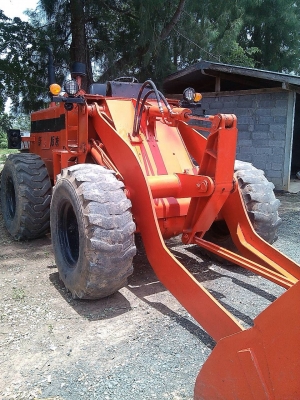 ขายรถตักล้อยาง เอวอ่อน KOMATSU 510 ซีเรียล 11000 รุ่นพิเศษ แขนยาว   สวย ๆ เอวอ่อน รถสวยสภาพพร้อมใช้งาน ตักแรง ตักไว ได้งานมาก ประหยัดน้ำมัน.  สนใจติดต่อ คุณ ชัยยา สตึก โทร 081-9972972  089-8451778