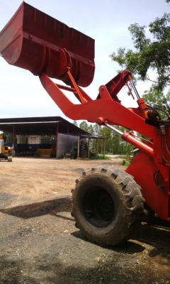 ขายรถตักล้อยาง เอวอ่อน KOMATSU 510 ซีเรียล 11000 รุ่นพิเศษ แขนยาว   สวย ๆ เอวอ่อน รถสวยสภาพพร้อมใช้งาน ตักแรง ตักไว ได้งานมาก ประหยัดน้ำมัน.  สนใจติดต่อ คุณ ชัยยา สตึก โทร 081-9972972  089-8451778