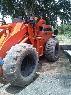 ขายรถตักล้อยาง เอวอ่อน KOMATSU 510 ซีเรียล 11000 รุ่นพิเศษ แขนยาว   สวย ๆ เอวอ่อน รถสวยสภาพพร้อมใช้งาน ตักแรง ตักไว ได้งานมาก ประหยัดน้ำมัน.  สนใจติดต่อ คุณ ชัยยา สตึก โทร 081-9972972  089-8451778