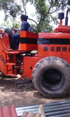 ขายรถตักล้อยาง เอวอ่อน KOMATSU 510 ซีเรียล 11000 รุ่นพิเศษ แขนยาว   สวย ๆ เอวอ่อน รถสวยสภาพพร้อมใช้งาน ตักแรง ตักไว ได้งานมาก ประหยัดน้ำมัน.  สนใจติดต่อ คุณ ชัยยา สตึก โทร 081-9972972  089-8451778