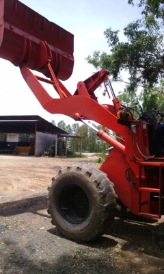 ขายรถตักล้อยาง เอวอ่อน KOMATSU 510 ซีเรียล 11000 รุ่นพิเศษ แขนยาว   สวย ๆ เอวอ่อน รถสวยสภาพพร้อมใช้งาน ตักแรง ตักไว ได้งานมาก ประหยัดน้ำมัน.  สนใจติดต่อ คุณ ชัยยา สตึก โทร 081-9972972  089-8451778