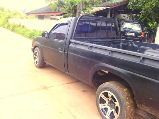 ขายนิสสันBIG M เครื่องดีเชล2.5 แอร์เย็น ล้อมแมก แมคลายเนอ คัดชีสวย ไม่ผุ