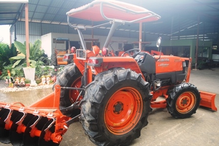 ขายรถไถ Kubota L 4508 DI special(4WD) พร้อมดันหน้าช้างและผานพรวน เครื่องแน่นๆ สีเดิมครับ