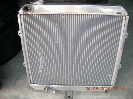 หม้อน้ำ ใส่  TOYOTA  2L / 3L .อลูมิเนียม กับ เดิมๆ 2 ใบ ครับ