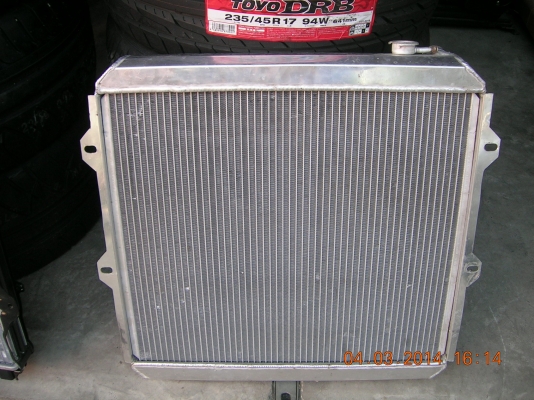 หม้อน้ำ ใส่ TOYOTA 2L / 3L .อลูมิเนียม กับ เดิมๆ 2 ใบ ครับ หม้อน้ำ ใส่ TOYOTA 2L / 3L .อลูมิเนียม กับ เดิมๆ 2 ใบ ครับ