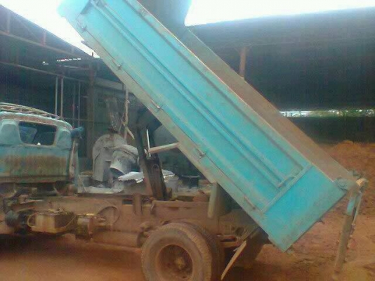 **250,000 บ.ต่อรอง**ขาย6ล้อดั้ม5คิว 110 ISUZU KS 4BD1-110ฝาขาว เครื่องแน่นๆ แรง แห้งดี ไม่มีเยิ้ม เกียร์ดีไม่หลุด ช่วงล่างเดิม คัสซีดี กระบะดั้มเหล็ก5ตันยิงหน้าสภาพดี พื้นดีข้างดีไม่ผุ หัวเก๋งโอเค มีผุบางจุด ภายในพอได้ คอนโซลดี พ.ธรรมดา เกียร์ยาว ยางดี4เส