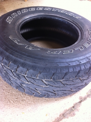 ขายยาง 31 ยางปี 04 มี3เส้นครับ เก็บไว้เป็นยางอะไหล่ได้