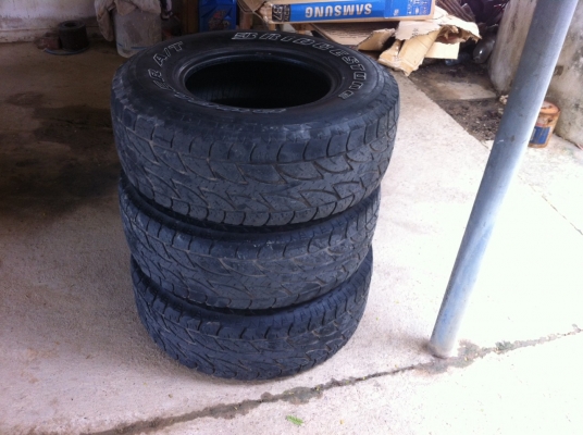 ขายยาง 31 ยางปี 04 มี3เส้นครับ เก็บไว้เป็นยางอะไหล่ได้