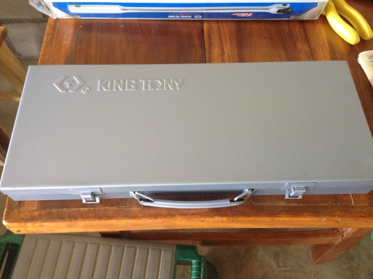 รายการเดียวครับ ชุดบล็อค 4  หุน  KINGTONY  ด้าม  18''กล่องเทา  สินค้าเป็นของใหม่