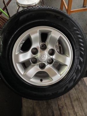 ล้อ แม็ก toyota ขอบ 15 6 รู พร้อมยาง maxxis 215-70-15 ปี 14