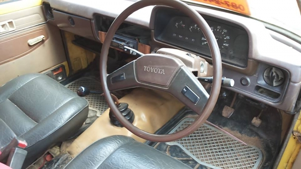 **75,000 บ.ต่อรอง**ขายตอนเดียวเก๋าๆ ม้ากระโดด4ขอ TOYOTA RN30 เครื่องเดิม เบนซิน12R แรงดี ประหยัด แน่นๆ เกียร์ดีไม่หลุด ช่วงล่างเดิมๆ คัสซีเดิมๆ มีผุมีเก็บมา เก็บหน่อย แจ่มเลย กระบะดีพื้นยังสวย ภายในเก๋งสวยคอนโซลเต็ม พ.ธรรมดา ล้อแม็กสวย ยางดี4เส้น สีสันสวย
