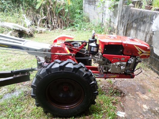 ขายรถไถนาเดินตามยี้ห้อ Kawama หางลิงลมสภาพเหมือนใหม่อุปกรณ์ครบ...ชุดไถชุดลาก...รถพึ่งออกมาได้ไม่ถึงปีซื้อเงินสดมา60,000ซื้อสดจากร้านราชาเกษตรยนต์+ตัวลากทำจากไม้เนื้อดีเป็นไม้ประดู๋ทำลวดลายสวยงามครับตัวลากหมดไป13,000บาท รวมทุนรถคันนี้ผมหมดไป73,000บาทครับขา