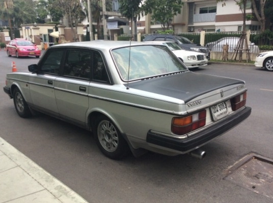 ขายรถวอลโว่ 244 หน้ายก ปี 87 เครื่อง2.4 เกียร์ออโต้ ติดแก๊ส LPG เพาเวอร์ กระจกไฟฟ้าทั้งคัน เบาะเดิมๆสวย แอร์เย็น  ตัวถังเดิมๆ สีซีด รถขับดี พร้อมใช้ ขายถูกครับ