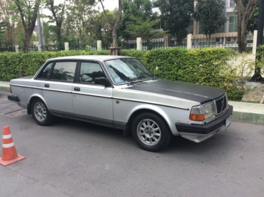 ขายรถวอลโว่ 244 หน้ายก ปี 87 เครื่อง2.4 เกียร์ออโต้ ติดแก๊ส LPG เพาเวอร์ กระจกไฟฟ้าทั้งคัน เบาะเดิมๆสวย แอร์เย็น  ตัวถังเดิมๆ สีซีด รถขับดี พร้อมใช้ ขายถูกครับ