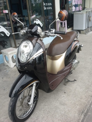 Honda Scoopy i ลายคลาสสิค สีดำ น้ำตาล รถอย่างสวย ประหยัดน้ำมัน