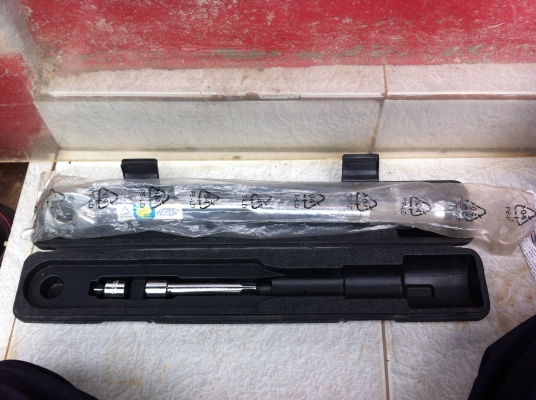 ประแจปอนด์วัดแรงบิดของใหม่ ยาว 19 นิ้วพร้อมข้อต่อใช้งานในกล่องของใหม่เก่าเก็บ