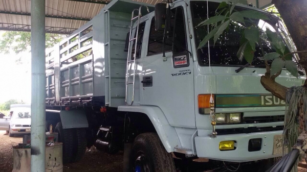 ขายรถบรรทุกสิบล้อดัมพ์ isuzu 240 นางฟ้า FXZ23NFYF-K 2 เพลา กระบะเหล็กพร้อมใช้ เข้าไฟแนนซ์ได้ 850,000 บาท