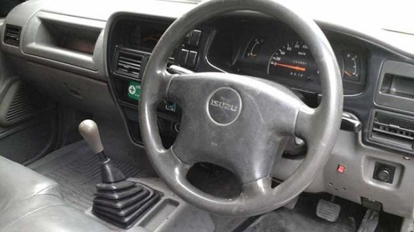 Isuzu Spark EX 2.5 Turbo 2002 M/T สี ขาว Isuzu Spark EX 2.5 Turbo 2002 M/T สี ขาว