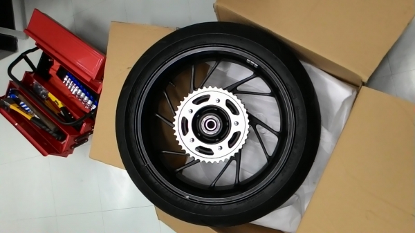 ขายคับล้อแม็กหลัง Honda cb650 ของใหม่เบิกห้างทุกชิ้น