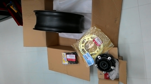 ขายคับล้อแม็กหลัง Honda cb650 ของใหม่เบิกห้างทุกชิ้น