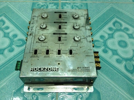 ครอส rockzone rz-3300 เข้า2ออก3 เสียงดีสภาพเดิม ขาย 1350 บาท