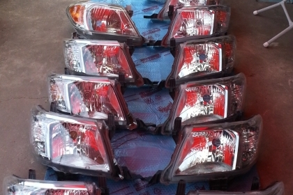 ไฟหน้า รถตู้ คอมมิวเตอร์ หน้าย้อย ของแท้