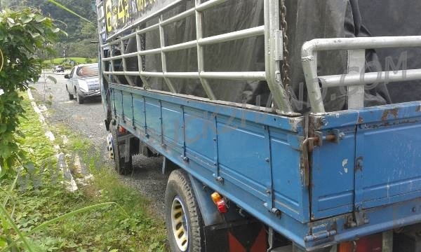 รถบรรทุก 6 ล้อ กระบะรั้ว ISUZU รุ่น NPR