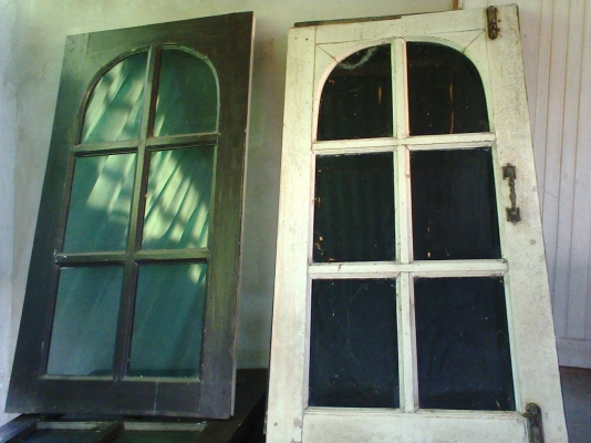 บานหน้าต่างไม้สักพร้อมมุ้งลวด