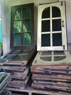 บานหน้าต่างไม้สักพร้อมมุ้งลวด