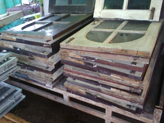 บานหน้าต่างไม้สักพร้อมมุ้งลวด