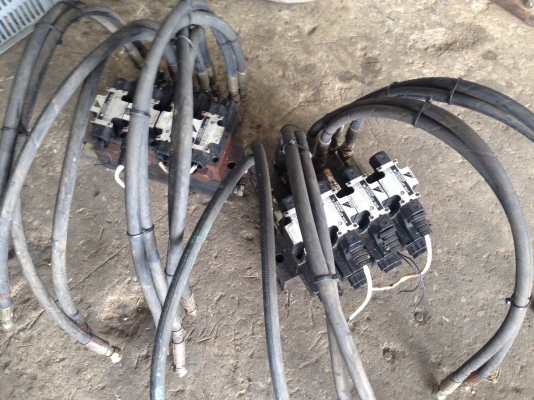 ขายชุดวาล์วคอนโครล Daikin 4ตัวต่อ1ชุด ไฟ100vac พร้อมแท่น และสายน้ำมัน มี 2 ชุดครับ