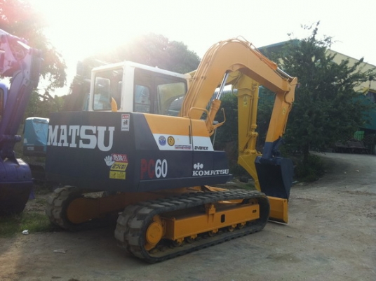 ขาย รถขุด KOMATSU PC60-6  มีหลายคันให้เลือก 053-795101 053-795102 089-8531812 มีรถจัดส่งให้