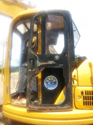 ต้องการกระจกรถแม๊คโคร KOMATSU PC 128 US