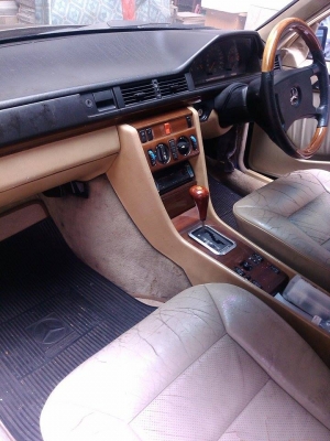 ขายbenz e220  ทะเบียนพร้อมโอนราคา 333,000 บาท