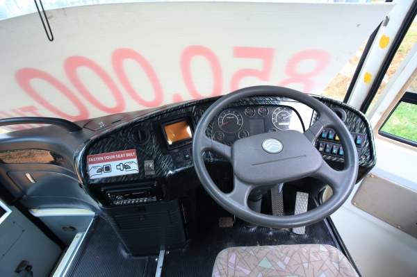 ขายรถบัสปรับอากาศยี่ห้อ Golden Dragon รุ่น XML6796 สีขาว(คันที่2)