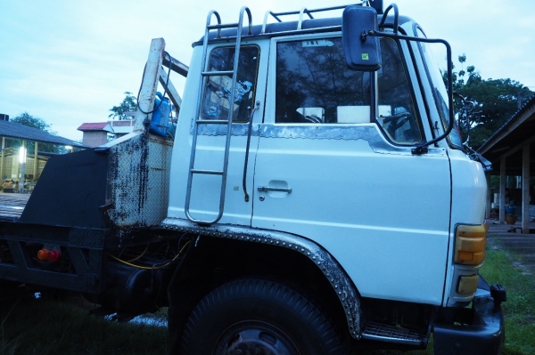 ขายรถเทรลเลอร์ 10 ล้อ Hino ท้ายลาด 2 เพลา สำหรับขึ้นแบ็คโฮขนาด 200 พร้อมบันไดใหม่