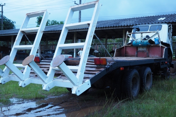 ขายรถเทรลเลอร์ 10 ล้อ Hino ท้ายลาด 2 เพลา สำหรับขึ้นแบ็คโฮขนาด 200 พร้อมบันไดใหม่