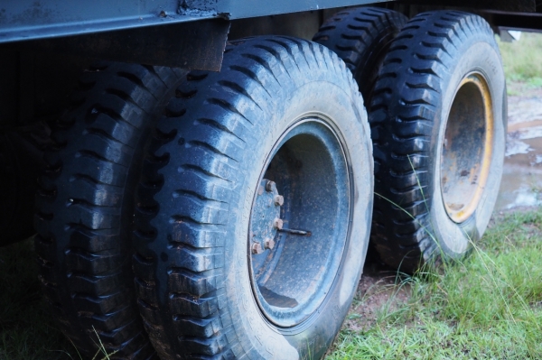 ขายรถเทรลเลอร์ 10 ล้อ Hino ท้ายลาด 2 เพลา สำหรับขึ้นแบ็คโฮขนาด 200 พร้อมบันไดใหม่