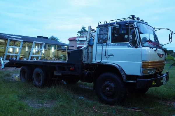 ขายรถเทรลเลอร์ 10 ล้อ Hino ท้ายลาด 2 เพลา สำหรับขึ้นแบ็คโฮขนาด 200 พร้อมบันไดใหม่