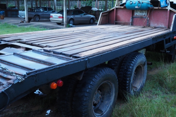 ขายรถเทรลเลอร์ 10 ล้อ Hino ท้ายลาด 2 เพลา สำหรับขึ้นแบ็คโฮขนาด 200 พร้อมบันไดใหม่