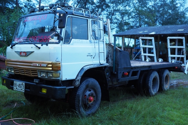 ขายรถเทรลเลอร์ 10 ล้อ Hino ท้ายลาด 2 เพลา สำหรับขึ้นแบ็คโฮขนาด 200 พร้อมบันไดใหม่