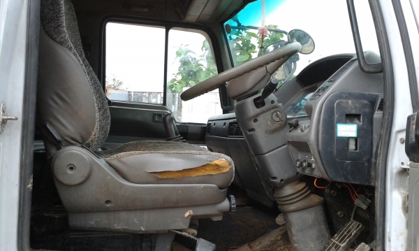 สิบล้อบรรทุกรถเกี่ยวข้าว