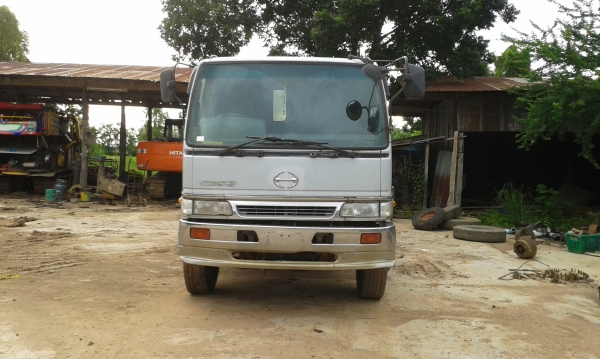 สิบล้อบรรทุกรถเกี่ยวข้าว