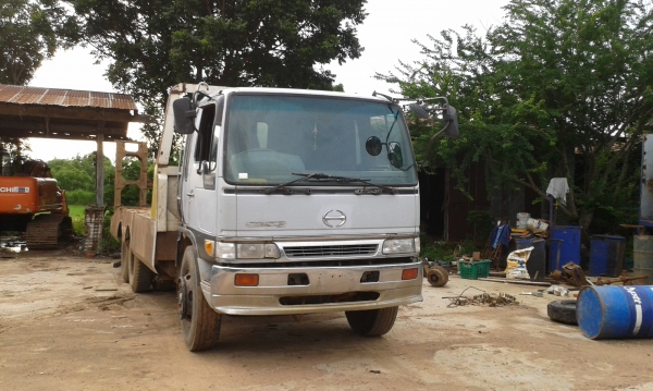 สิบล้อบรรทุกรถเกี่ยวข้าว