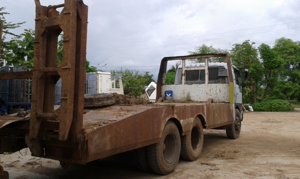 สิบล้อบรรทุกรถเกี่ยวข้าว