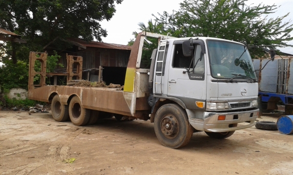 สิบล้อบรรทุกรถเกี่ยวข้าว